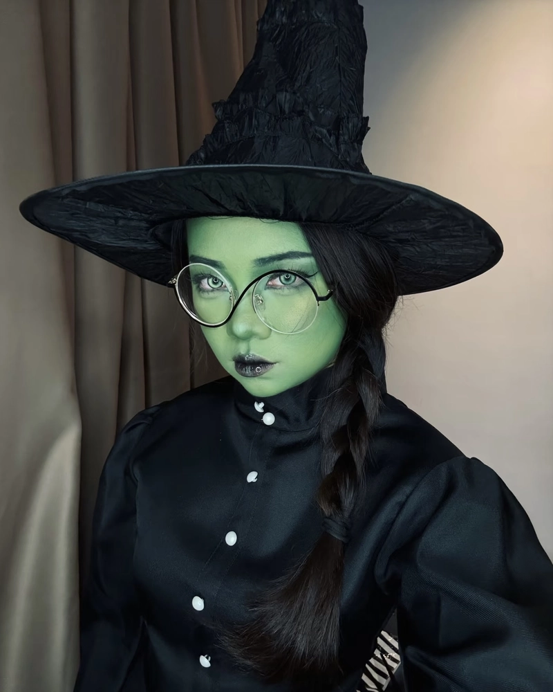 Cosplay phù thủy phong cách cổ điển pha hiện đại
