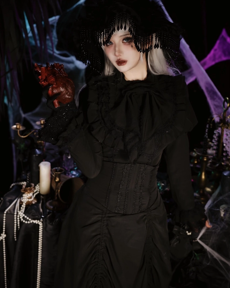 Cosplay phù thủy phong thái trầm lắng mang nét thần bí
