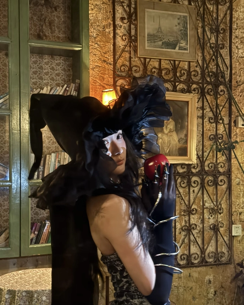 Cosplay phù thủy tạo dáng đứng uyển chuyển đầy ma thuật