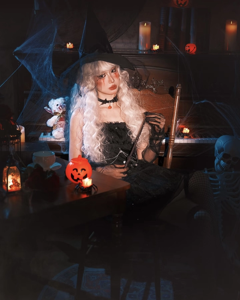 Cosplay phù thủy tạo dáng nhẹ nhàng đầy khí chất