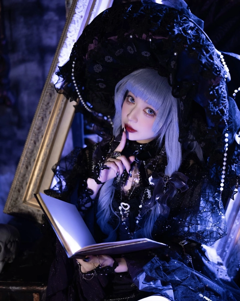 Cosplay phù thủy tạo hình mạnh mẽ mang nét thần bí