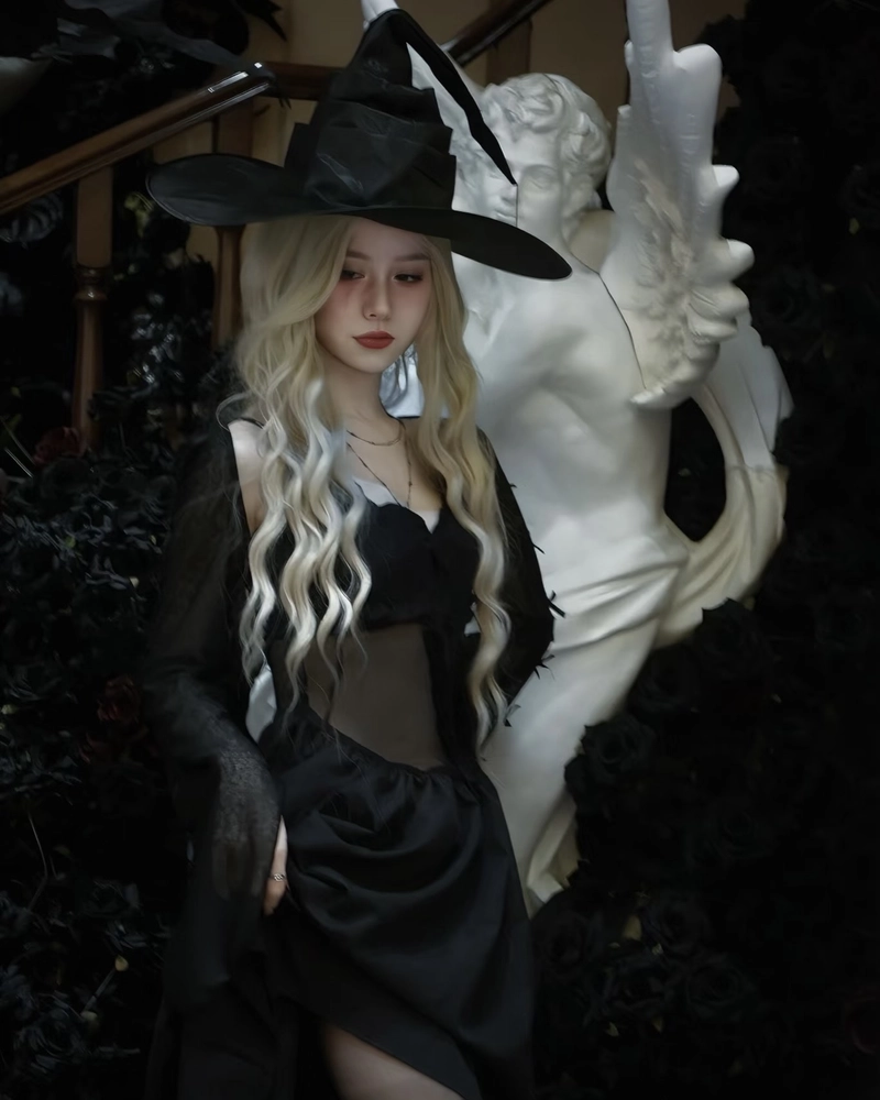 Cosplay phù thủy với biểu cảm bí ẩn khó đoán