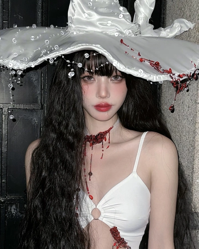 Cosplay phù thủy với chiếc mũ nhọn đặc trưng cổ điển