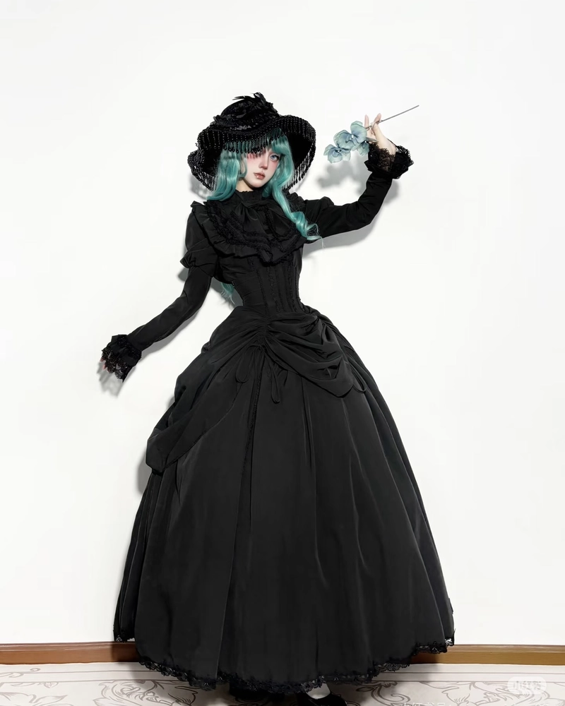 Cosplay phù thủy với trang phục dài mang nét cổ điển