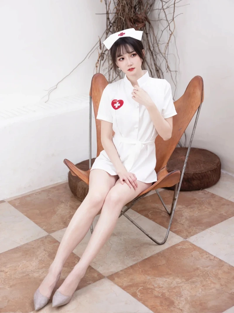 Cosplay y tá anime với outfit trắng tinh khôi đầy nổi bật