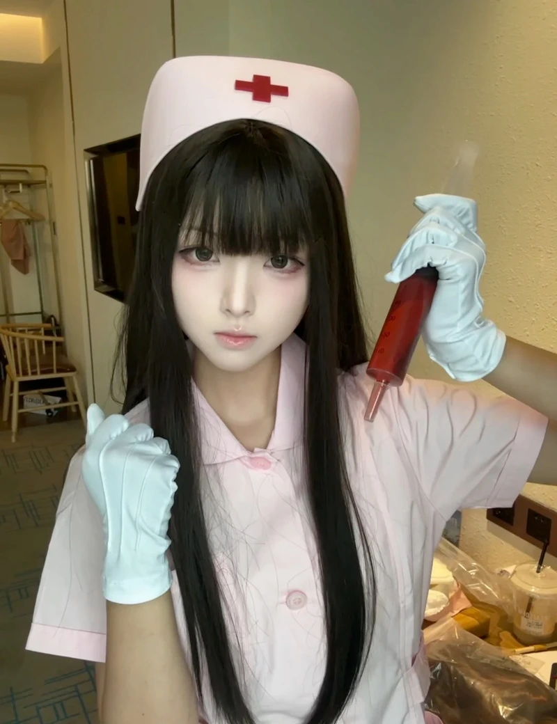Cosplay y tá gợi cảm với thần thái cuốn mắt cực cháy