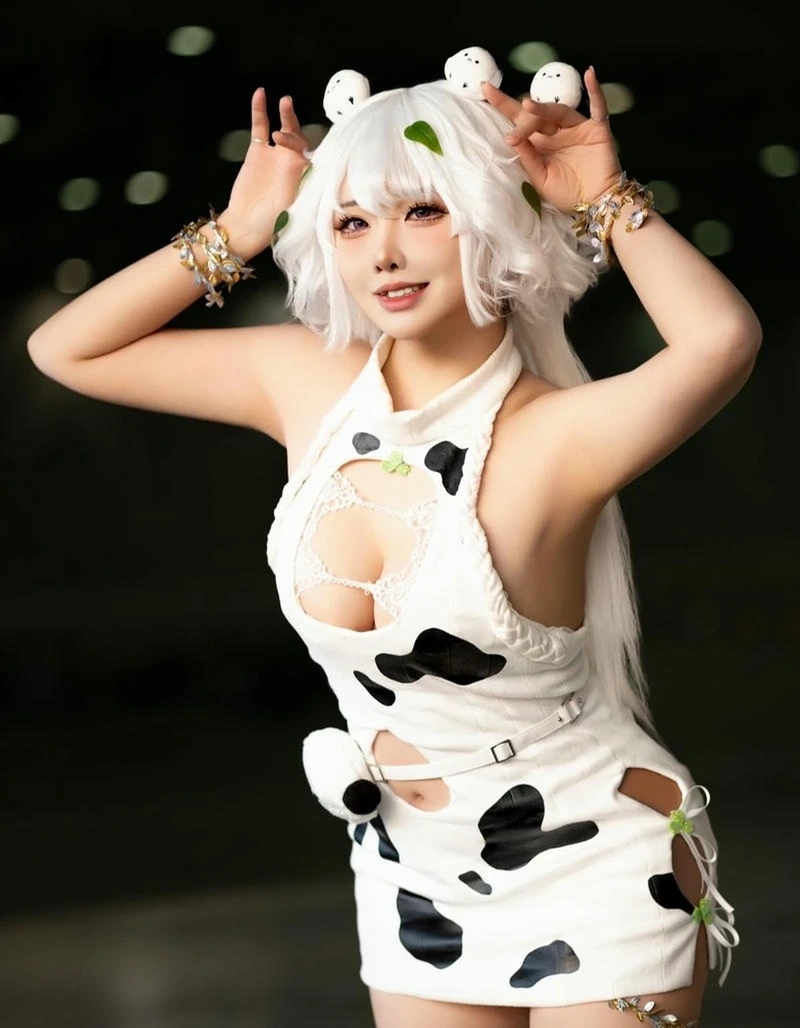 Cosplayer bò sữa với đường cong mềm mại tạo sức hút tự nhiên