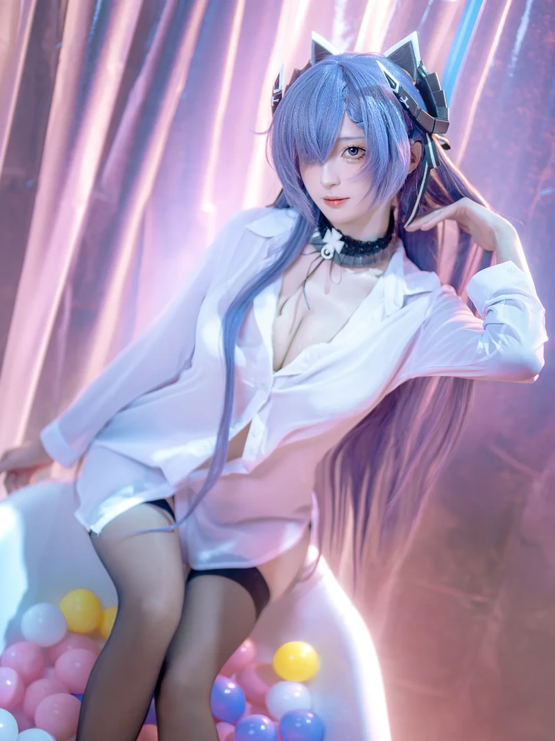 Cosplayer nữ xinh đẹp sở hữu đường cong mềm mại đầy cuốn hút