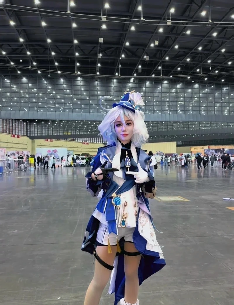 Cosplayer thần thái tự tin làm Furina cosplay thêm phần cuốn hút