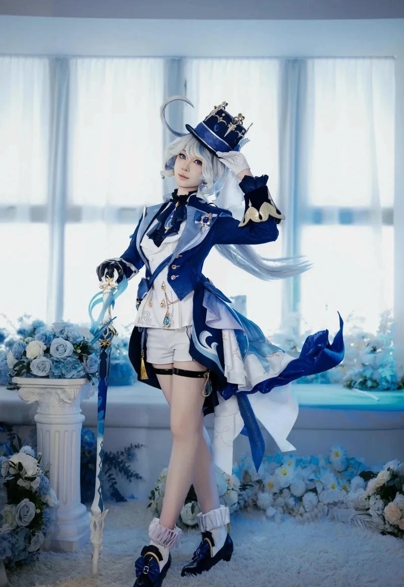 Dáng đứng quyến rũ của cosplayer cosplay Furina dễ thương