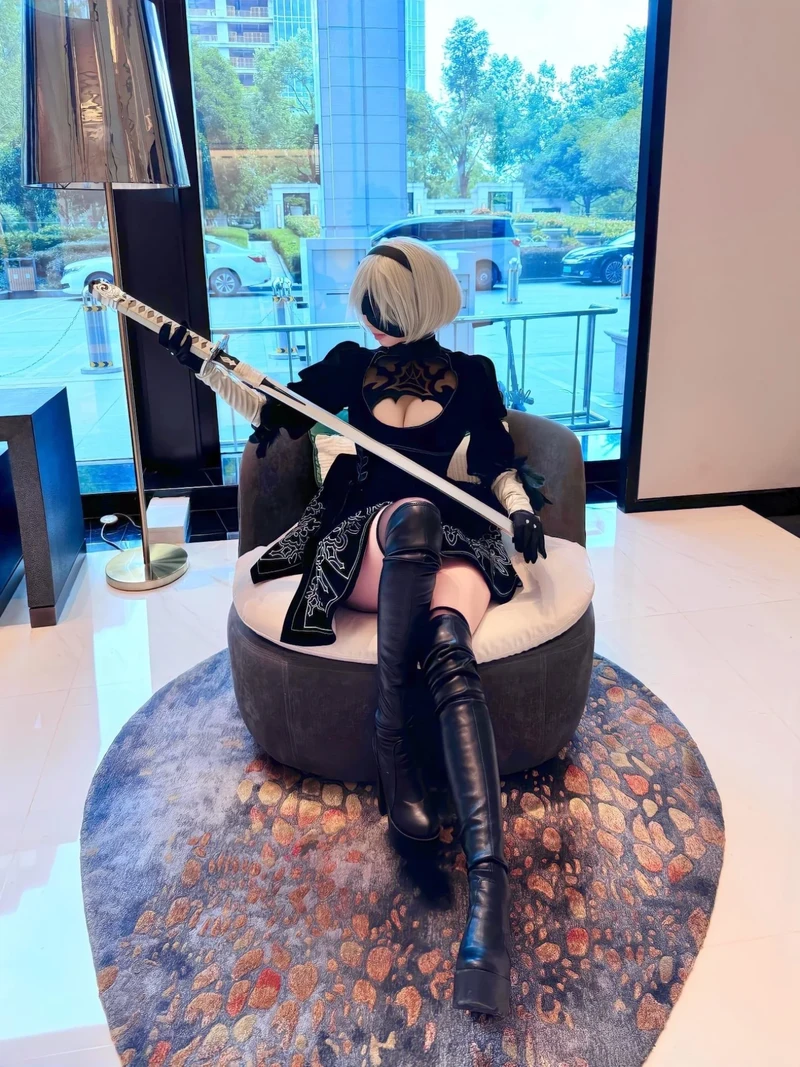 Đôi chân dài của gái xinh cosplay giúp hình ảnh thêm cuốn hút