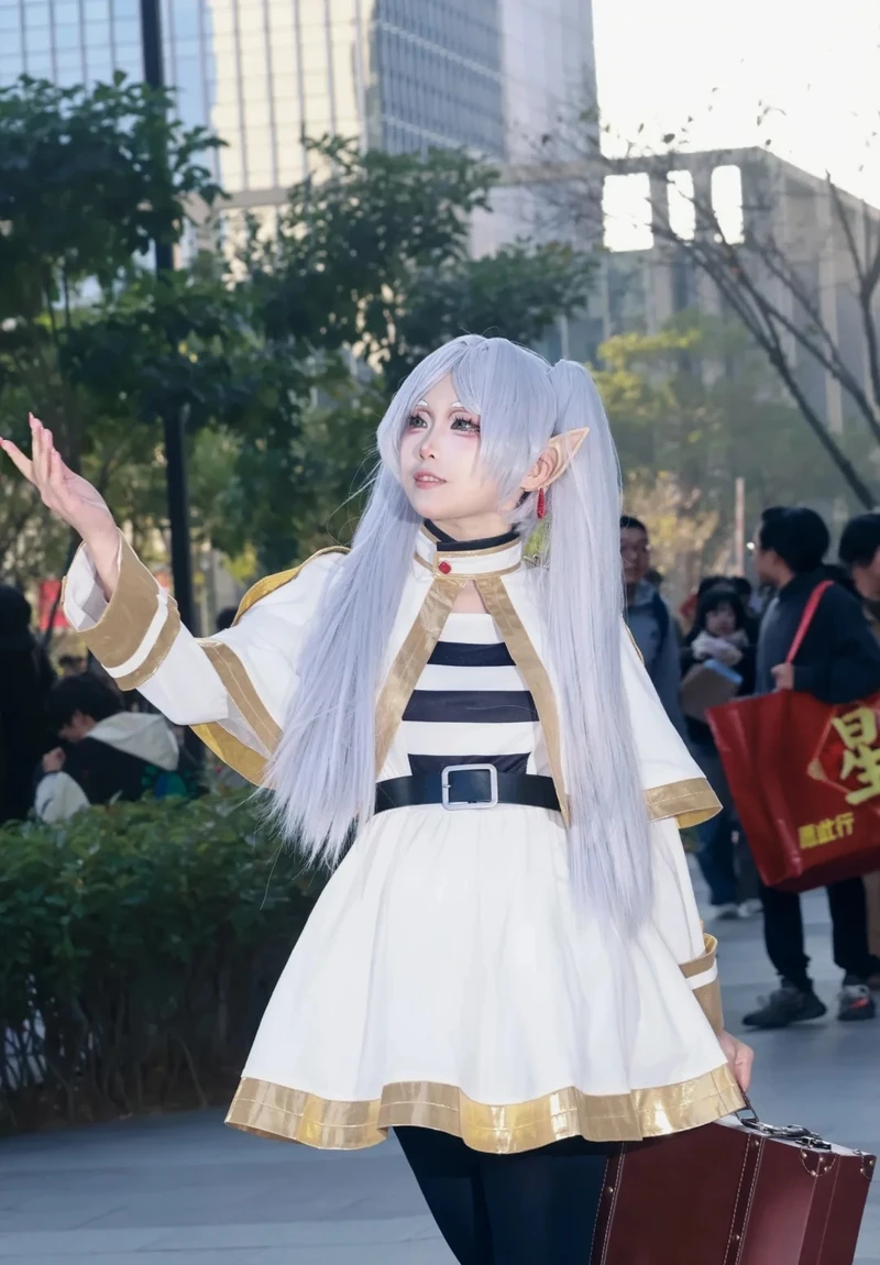 Frieren Cosplay hóa trang nhân vật pháp sư cute