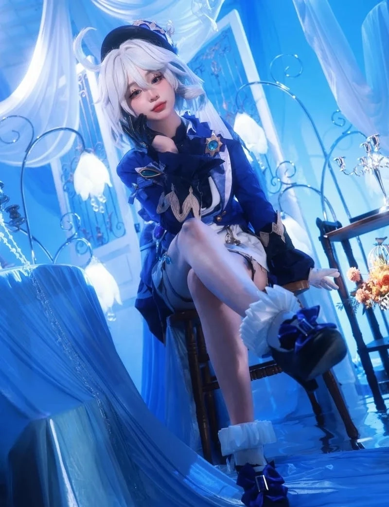 Furina cosplay nổi bật trong bộ đồ cực dễ thương