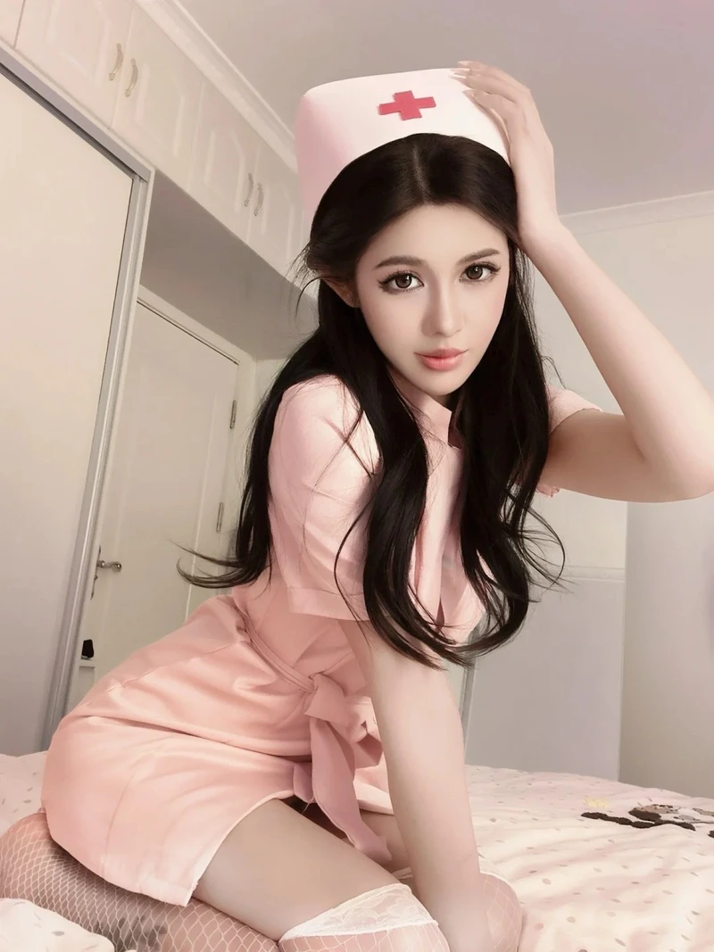 Gái anime mặc đồ y tá với visual dịu dàng nổi bật