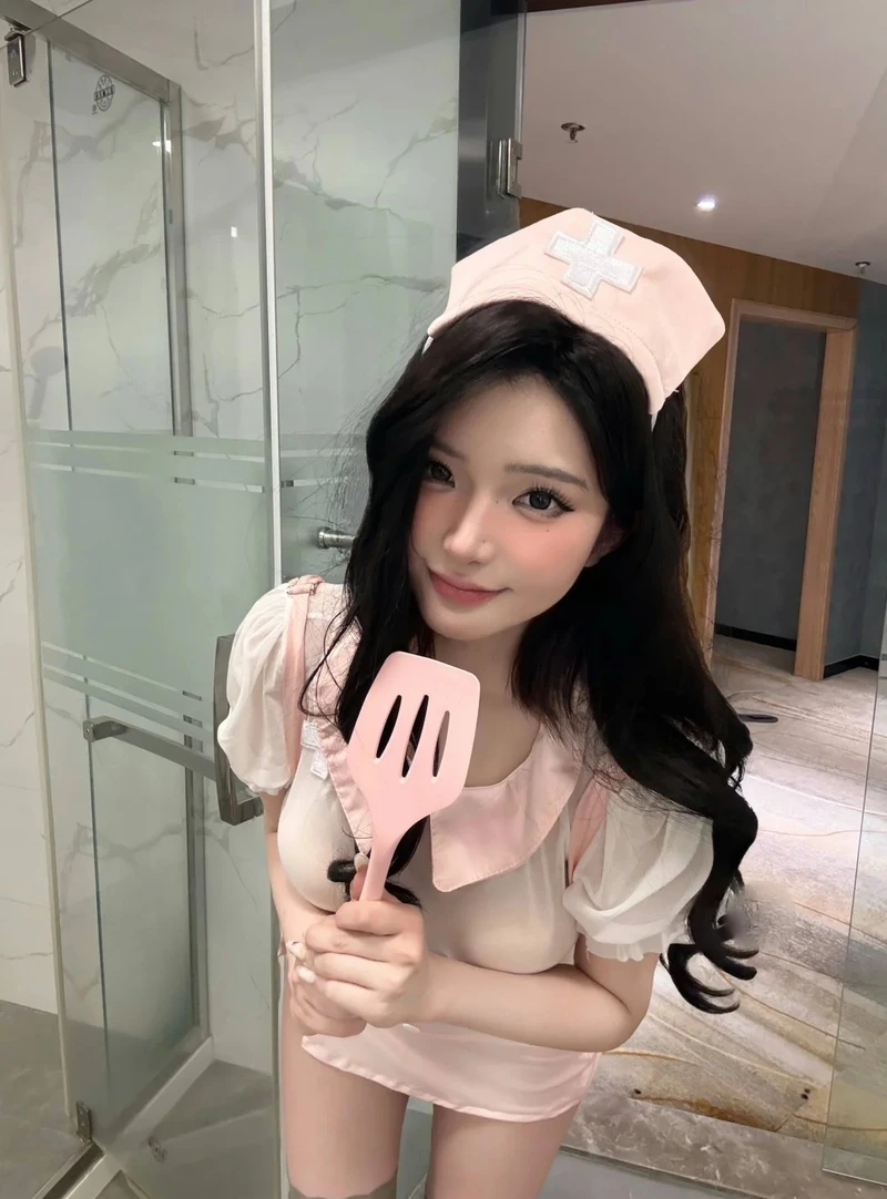 Gái xinh cosplay ngành y cùng ánh nhìn lạnh lùng quyến rũ