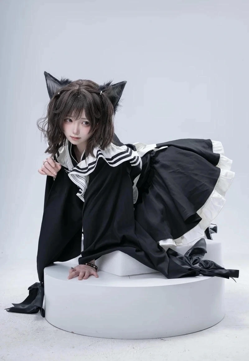 Girl cosplay mèo phong cách nhẹ nhàng bên cửa sổ ánh nắng