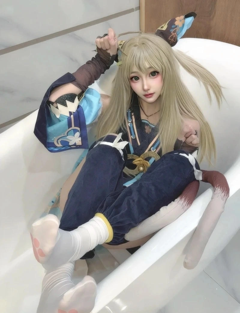 Góc chụp đáng yêu của cosplay mèo với biểu cảm tinh nghịch