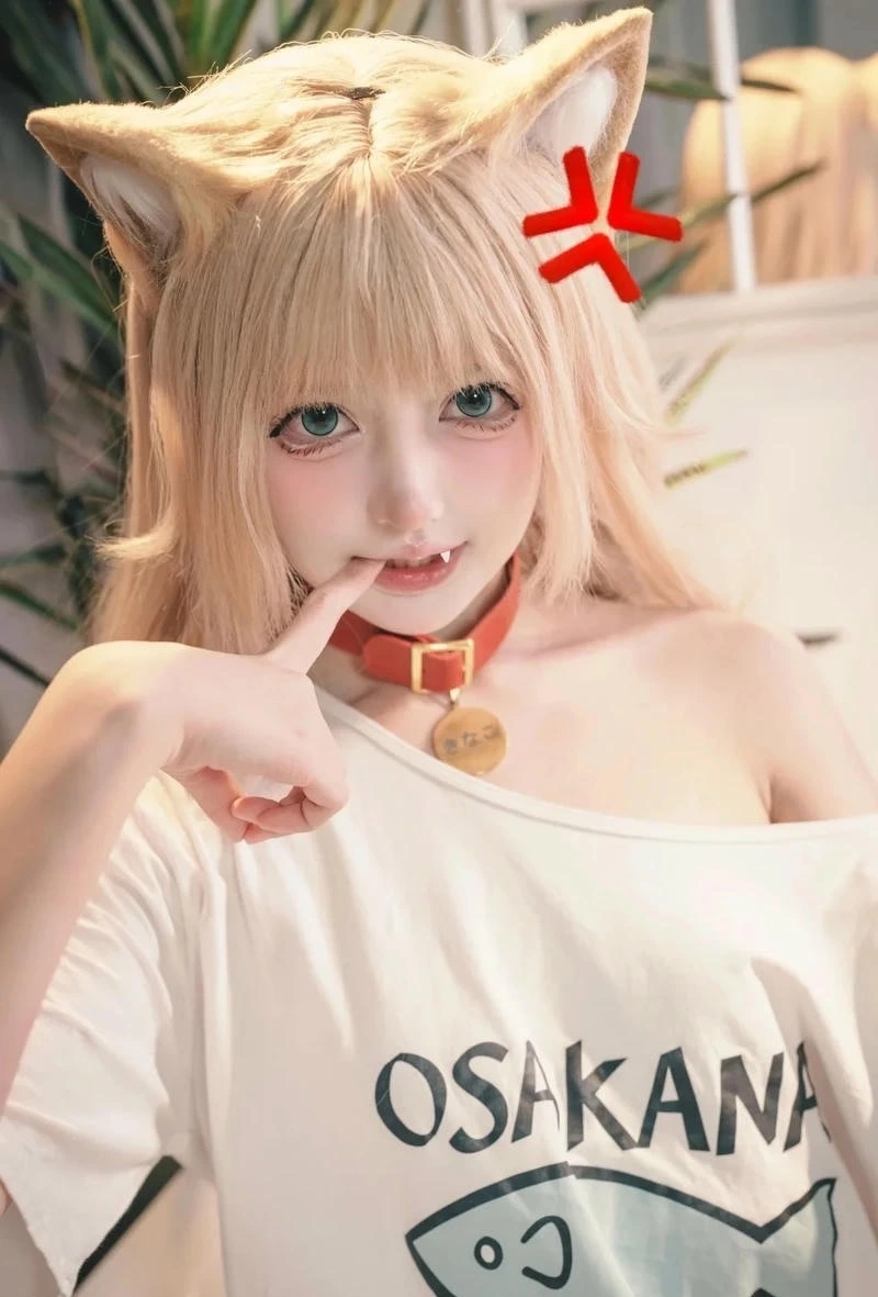 Gương mặt xinh xắn của cosplay mèo anime cùng đôi mắt to