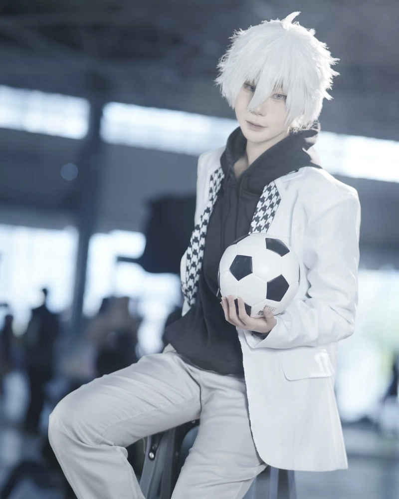 Hình Nagi cosplay ánh nhìn xa đầy cảm xúc