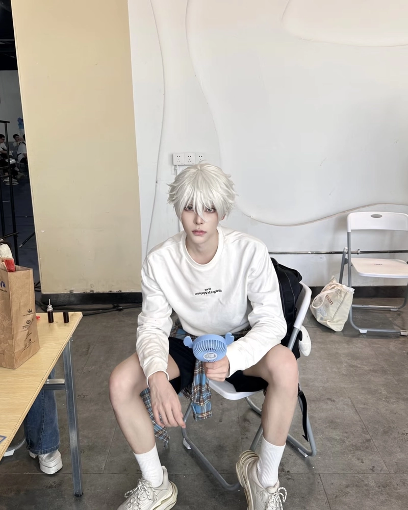 Hình Nagi cosplay với ánh mắt sâu đầy cảm xúc
