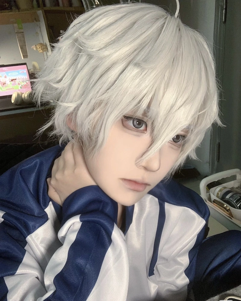 Hình Nagi cosplay với biểu cảm trầm tĩnh cuốn hút