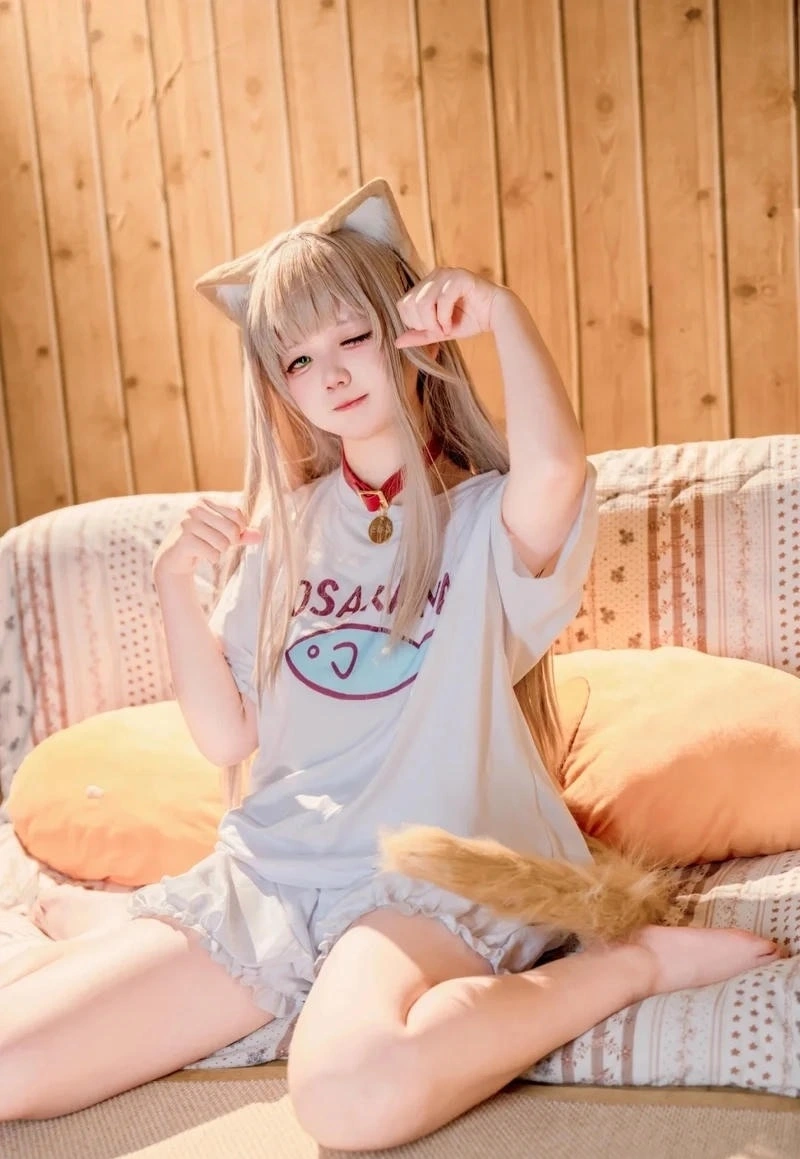 Hình ảnh Cosplay mèo anime giữa không gian phòng ngủ nhẹ nhàng