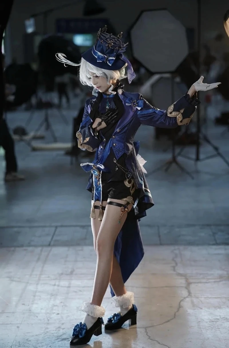 Hình ảnh Furina cosplay trong khung cảnh fantasy đầy cuốn hút