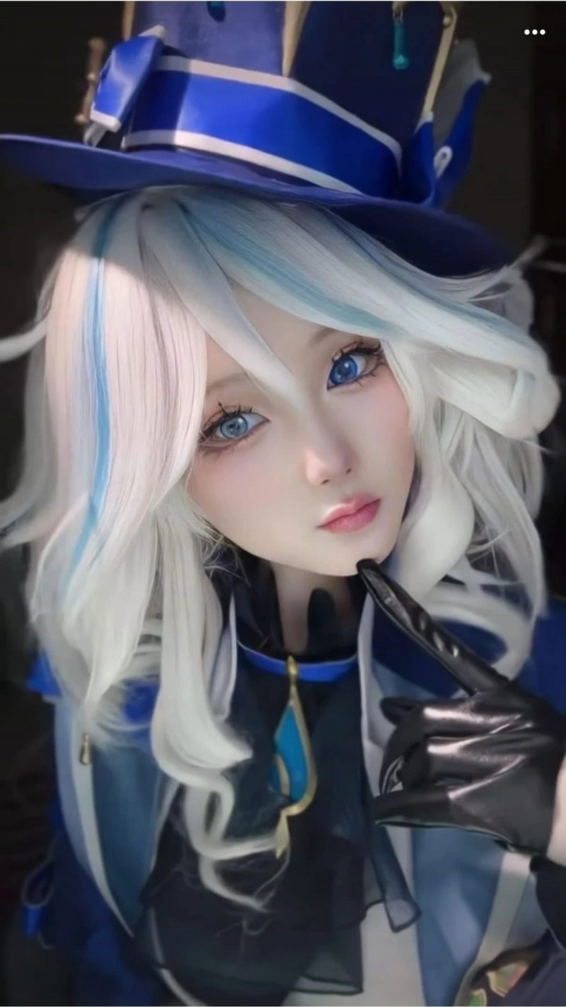 Hình ảnh Furina cosplay với mái tóc hai màu đặc trưng sắc nét