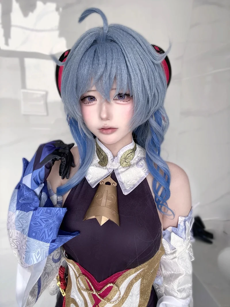 Hình ảnh Ganyu cosplay ánh sáng dịu tôn gương mặt xinh xắn