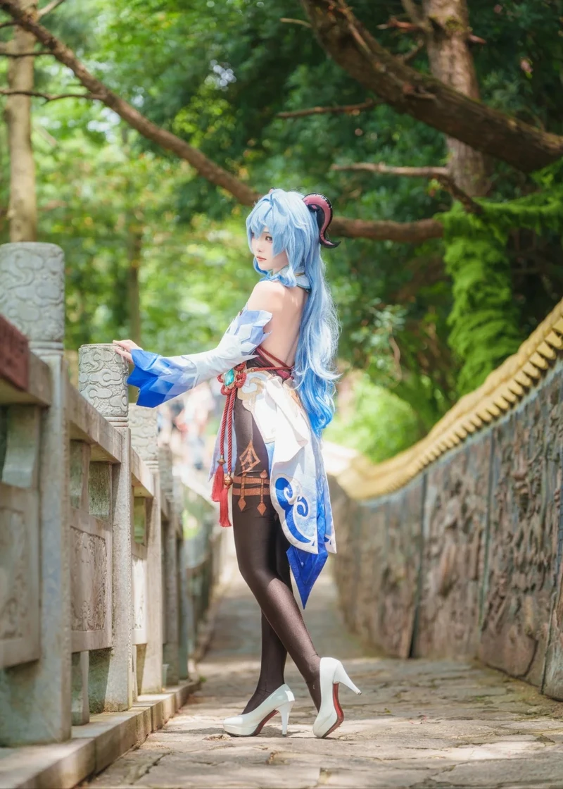Hình ảnh Ganyu cosplay chi tiết trang phục rõ nét cuốn hút