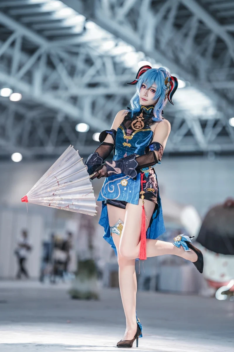 Hình ảnh Ganyu cosplay trong bối cảnh huyền ảo ấn tượng