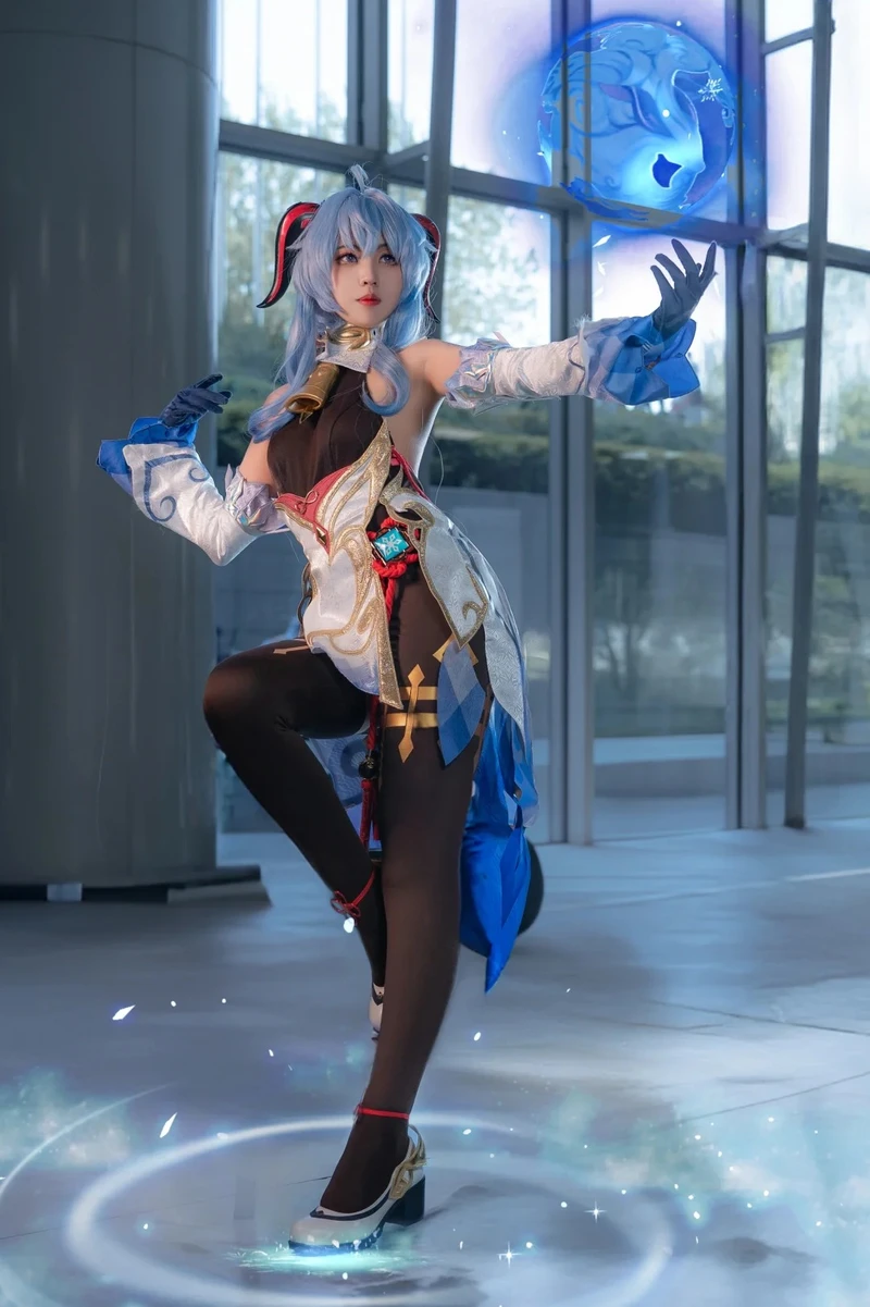 Hình ảnh Ganyu cosplay trong trang phục đặc trưng tinh tế