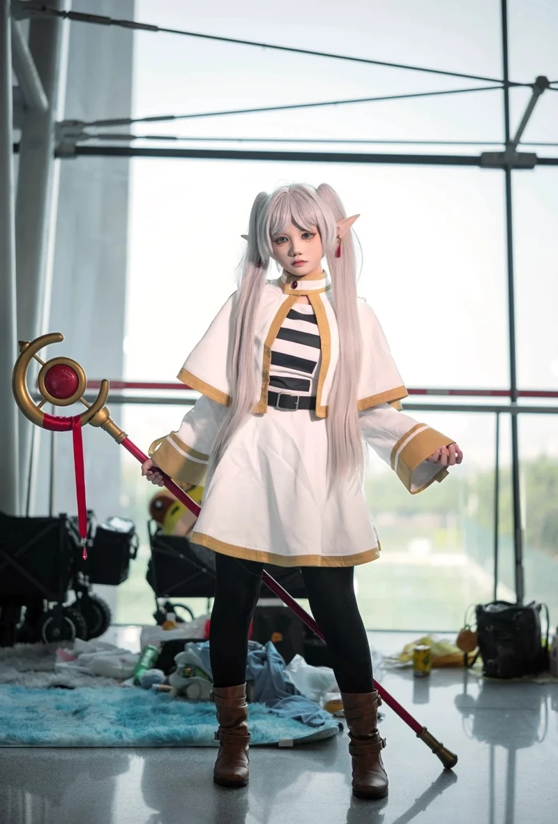 Hình ảnh cosplay Frieren biểu cảm lạnh nhẹ rất cuốn hút