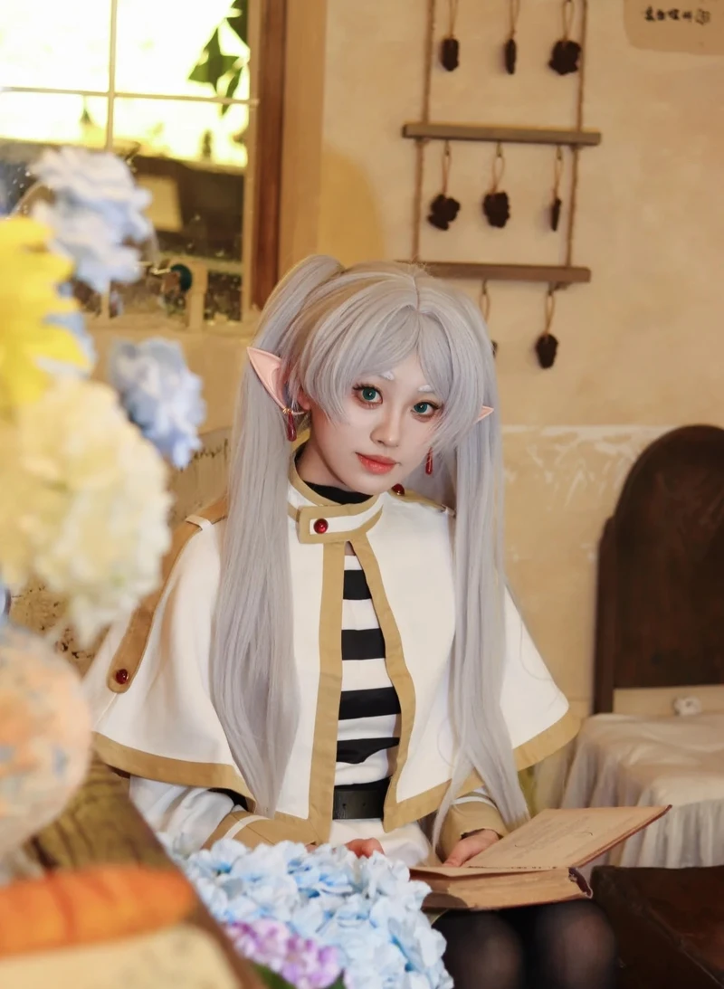 Hình ảnh cosplay Frieren chi tiết tóc dài bay nhẹ rất cuốn hút