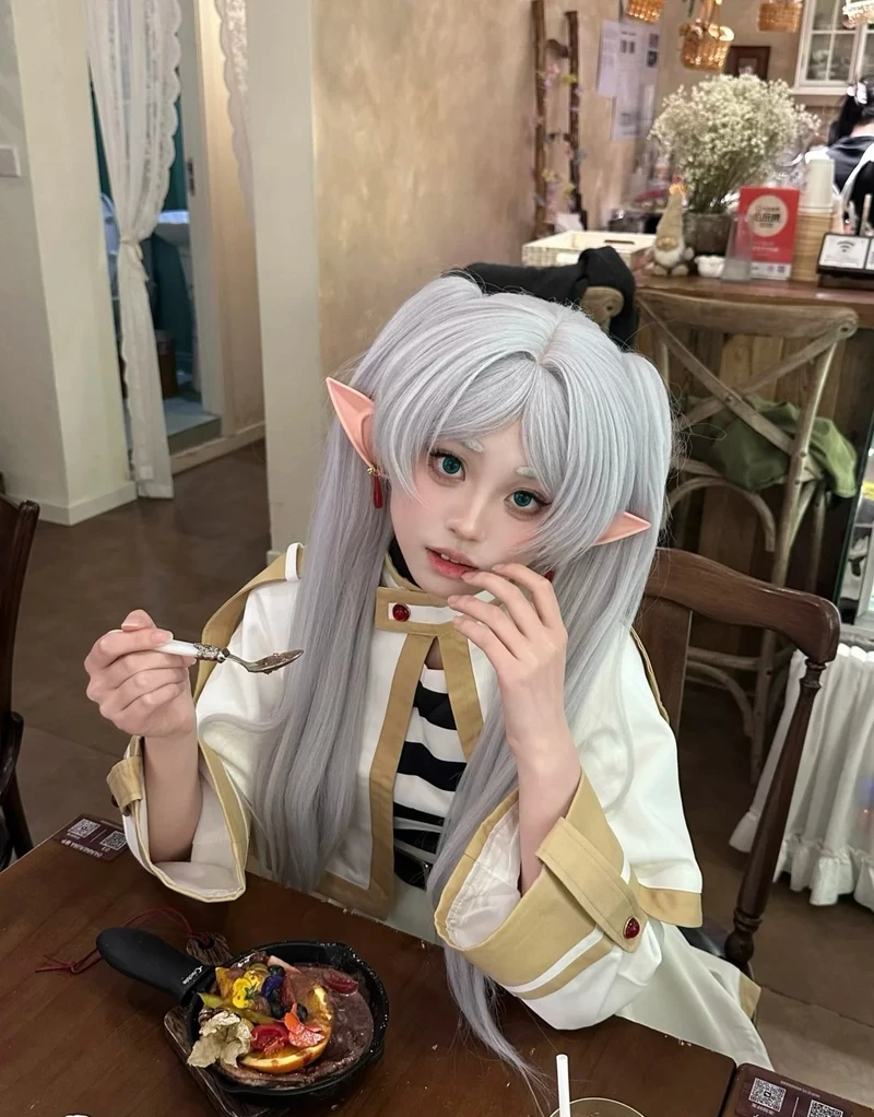 Hình ảnh cosplay Frieren góc chụp cận làm rõ nét biểu cảm