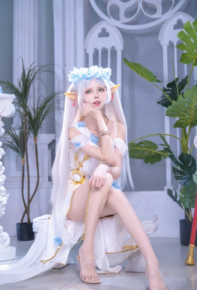 Hình ảnh cosplay Frieren outfit đặc trưng được tái hiện rõ nét