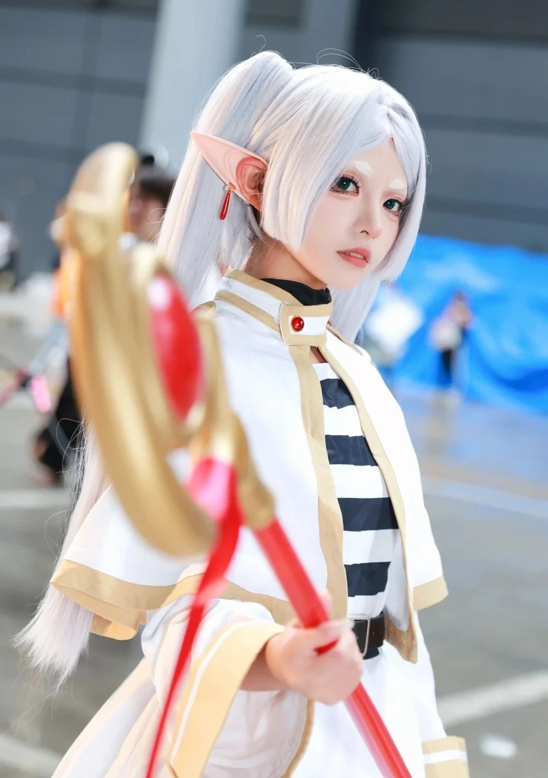 Hình ảnh cosplay Frieren với tai elf thanh mảnh nổi bật tinh tế
