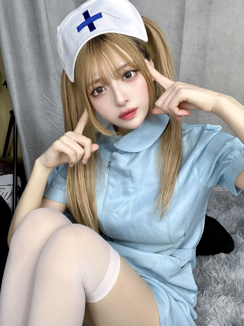 Hình ảnh cosplay anime nữ tạo dáng nhẹ nhàng đầy thu hút