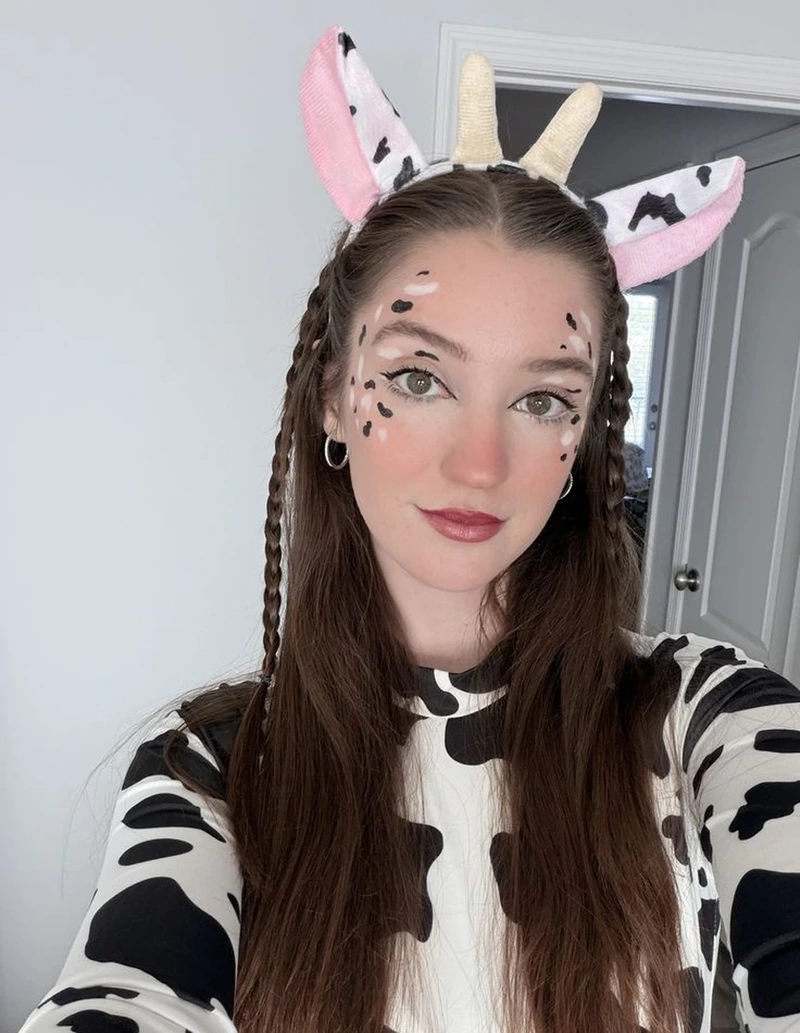 Hình ảnh cosplay bò sữa với biểu cảm dễ thương thu hút ánh nhìn