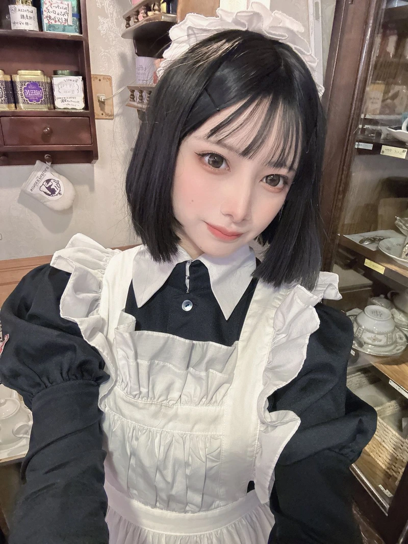 Hình ảnh cosplay hầu gái ánh sáng mềm làm nổi bật trang phục