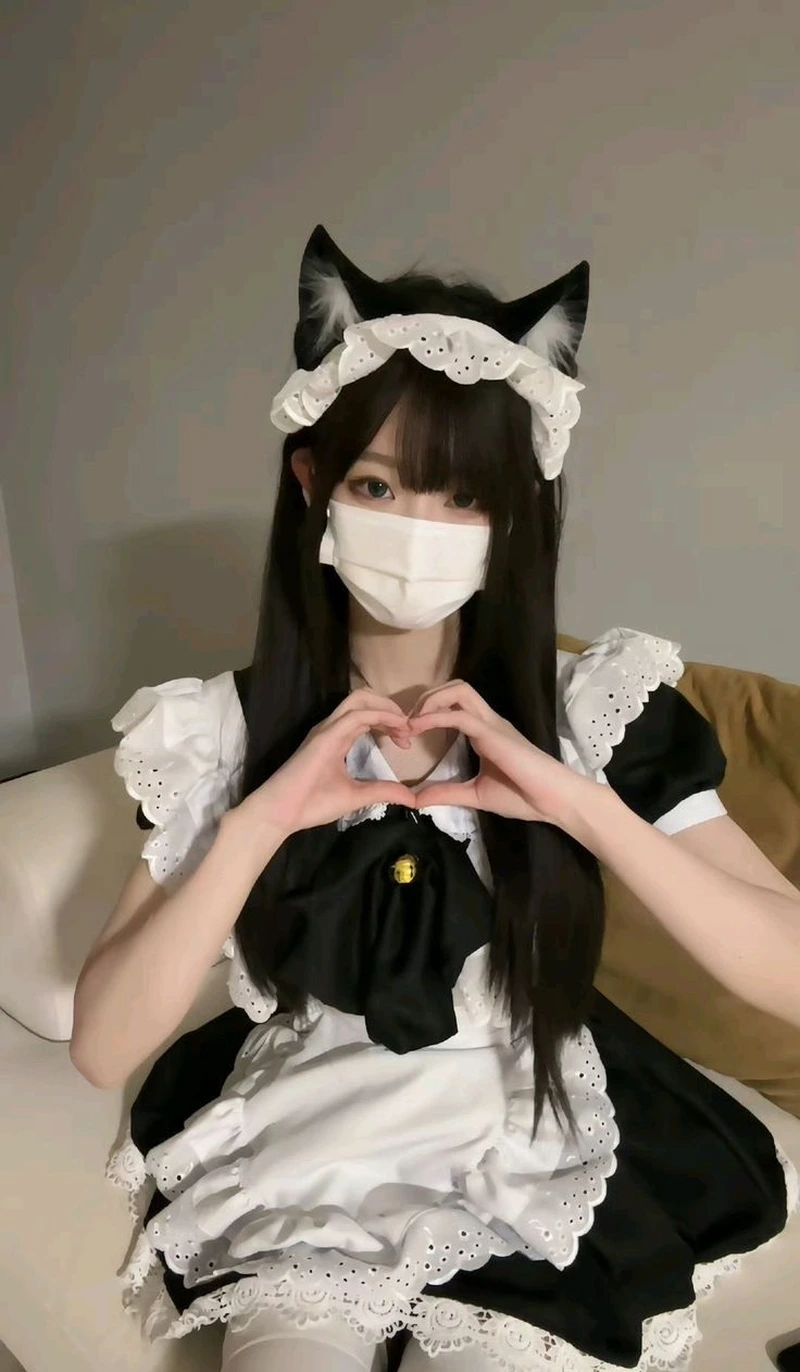 Hình ảnh cosplay hầu gái tạo dáng tự nhiên phù hợp ảnh đại diện