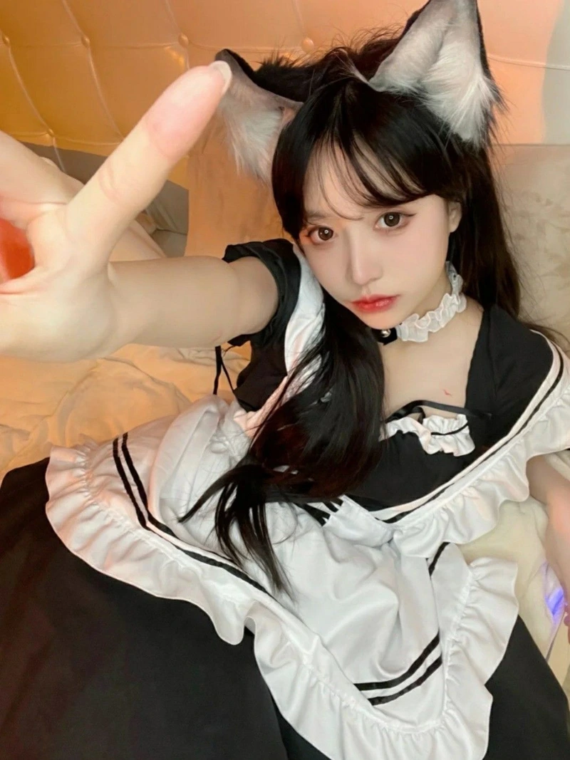 Hình ảnh cosplay hầu gái với biểu cảm đáng yêu thu hút người xem
