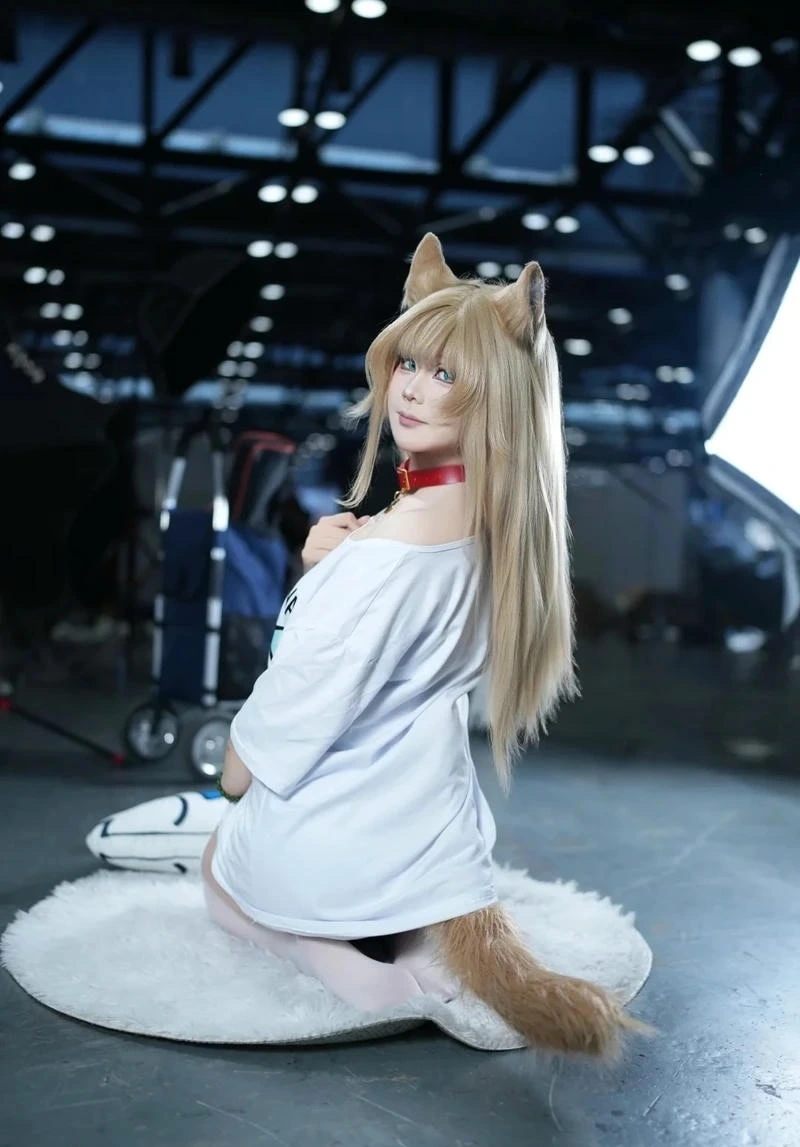 Hình ảnh cosplay mèo nữ với đôi tai bông mềm đáng yêu