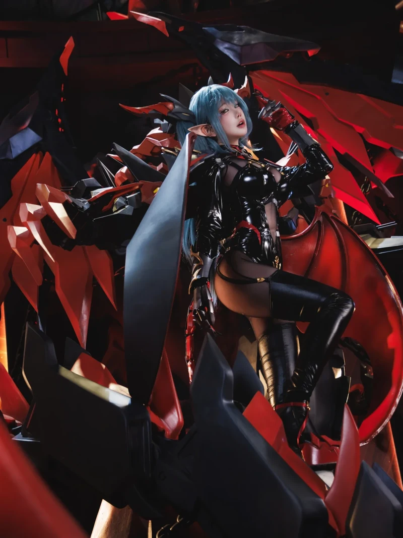 Hình ảnh gái xinh cosplay thân hình quyến rũ tôn lên outfit nổi bật
