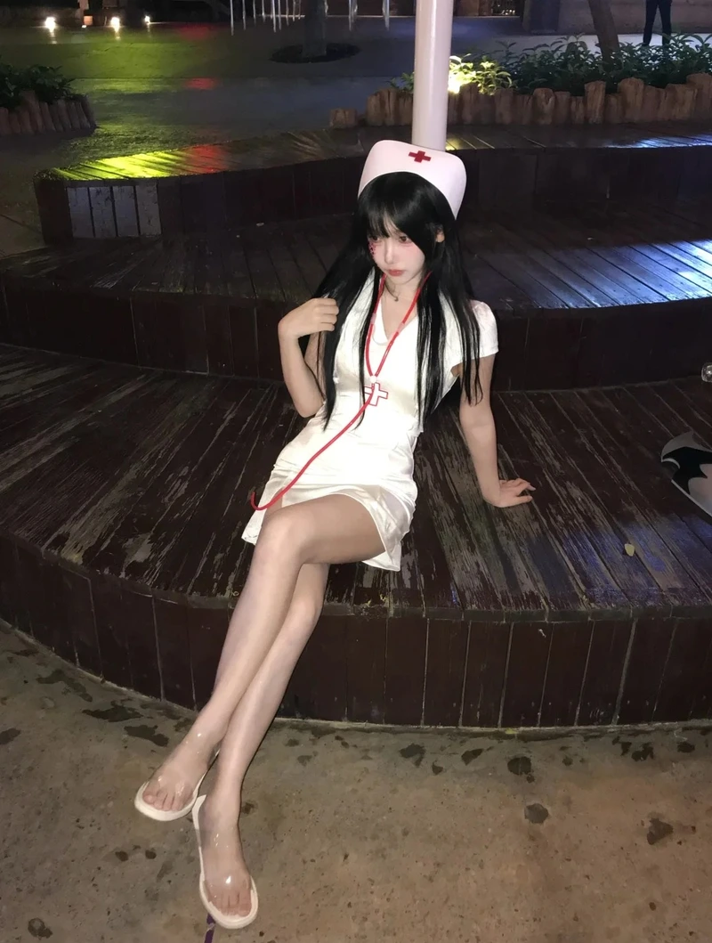 Hình ảnh nữ thần y tá cosplay theo phong cách Nhật Bản