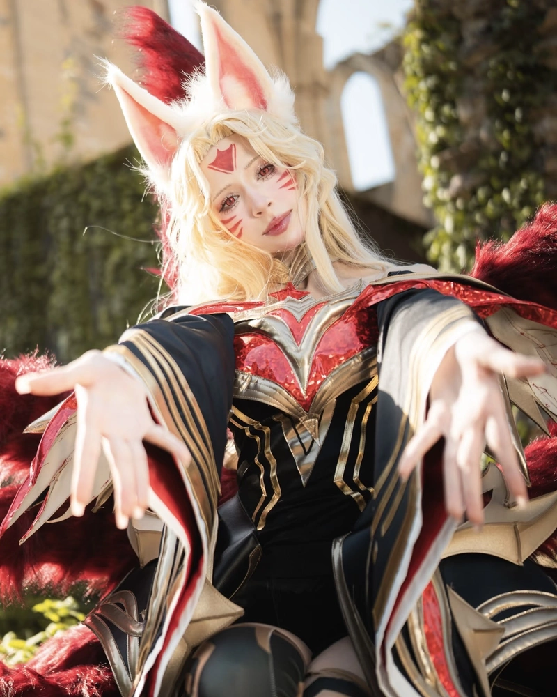Hình cosplay Ahri ánh mắt sắc sảo nhưng vẫn dịu dàng