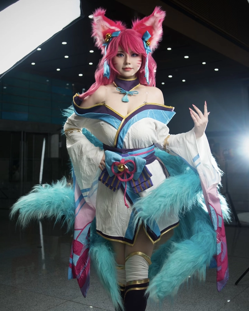 Hình cosplay Ahri ánh mắt sâu đầy sức hút riêng