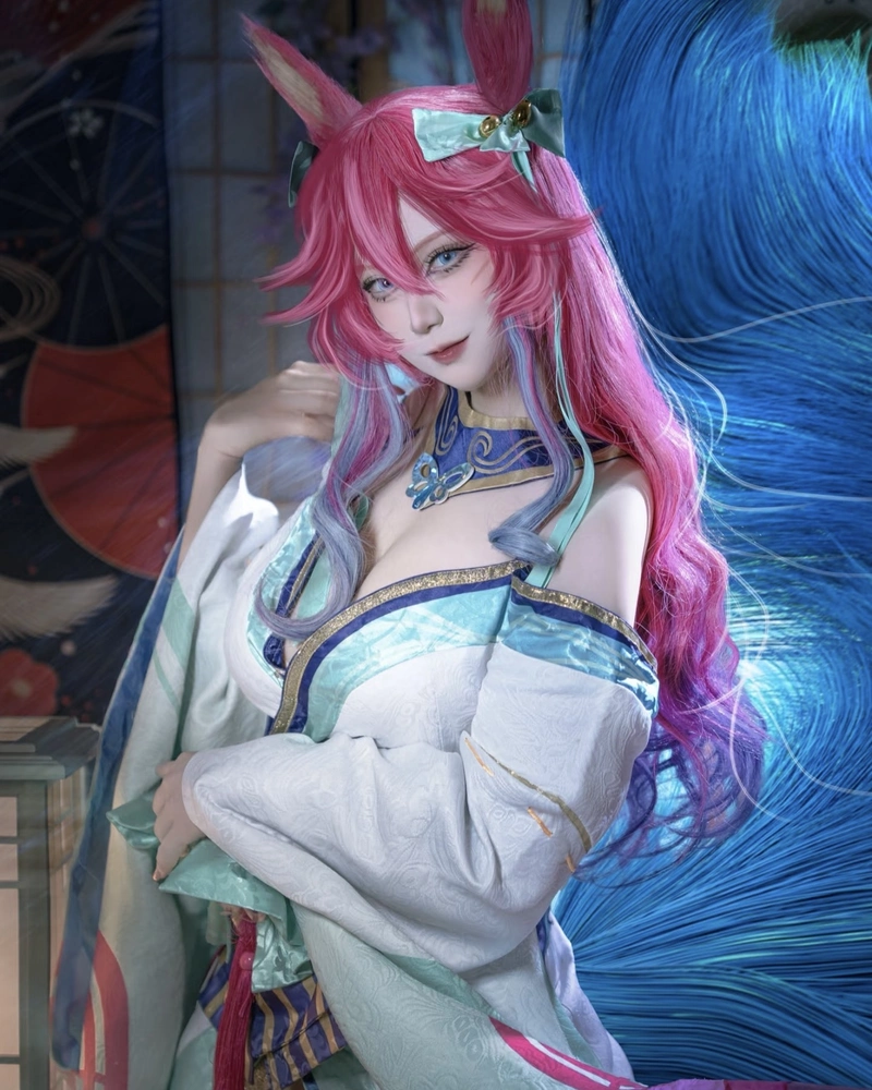 Hình cosplay Ahri ánh nhìn mềm mại đầy nữ tính