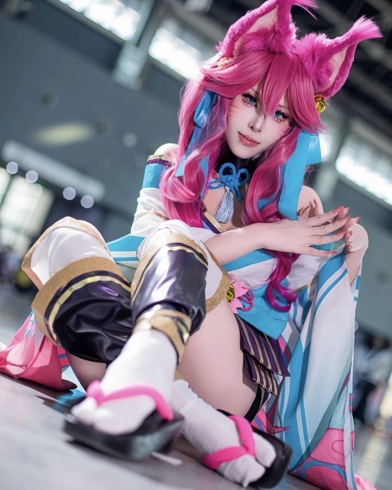 Hình cosplay Ahri ánh nhìn sâu sắc đầy mê hoặc