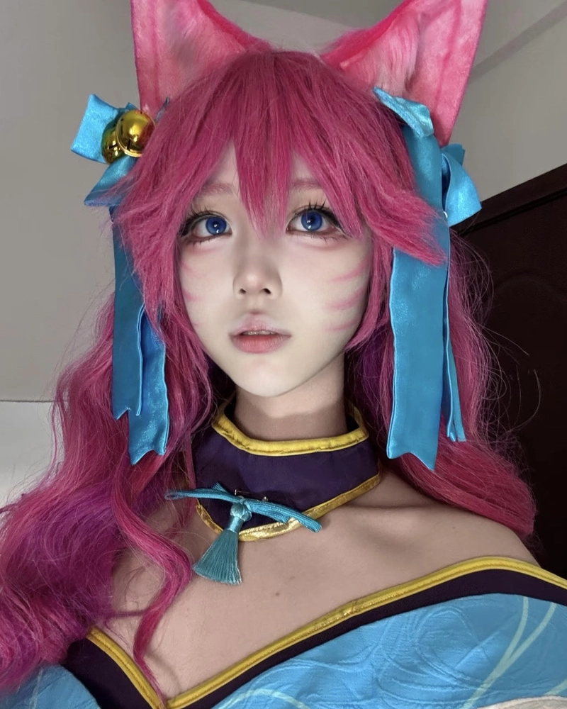 Hình cosplay Ahri dáng đứng uyển chuyển đầy nữ tính